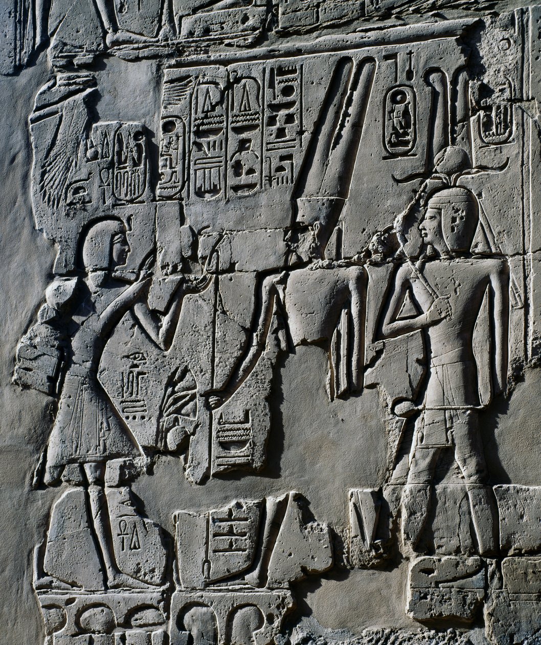 Jonge Ramses II voor God Amon, detail (interieur muren van Grote Hypostyle Hal, Karnak tempelcomplex) door Egyptian 19th Dynasty