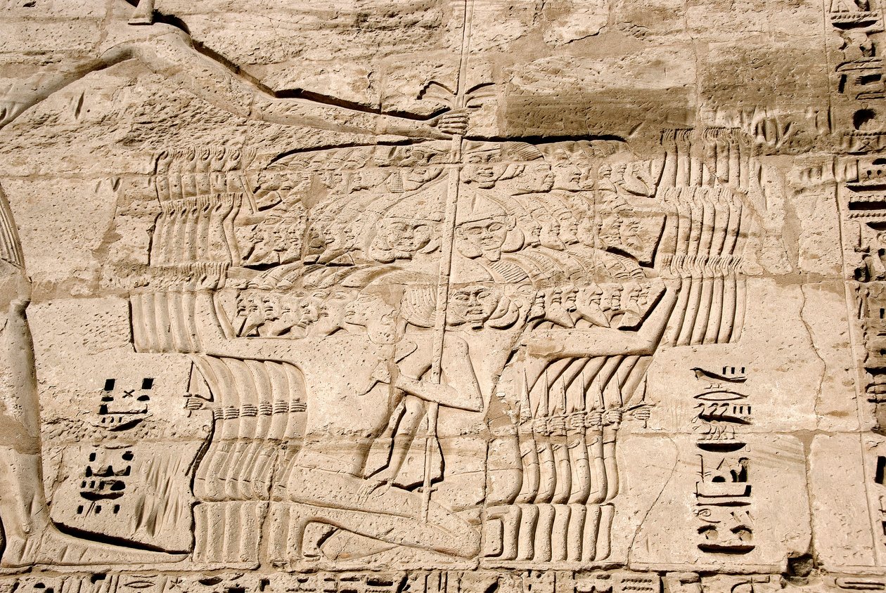 Egyptische oudheid: detail van de reliëfs van de eerste pyloon die de gevangenneming van strijders van de zeevolkeren, vijanden van Ramses III, voorstellen. Dodentempel van Ramses III (1187-1156 v.Chr.). Luxor, Medinet Habou, Egypte door Egyptian 20th Dynasty
