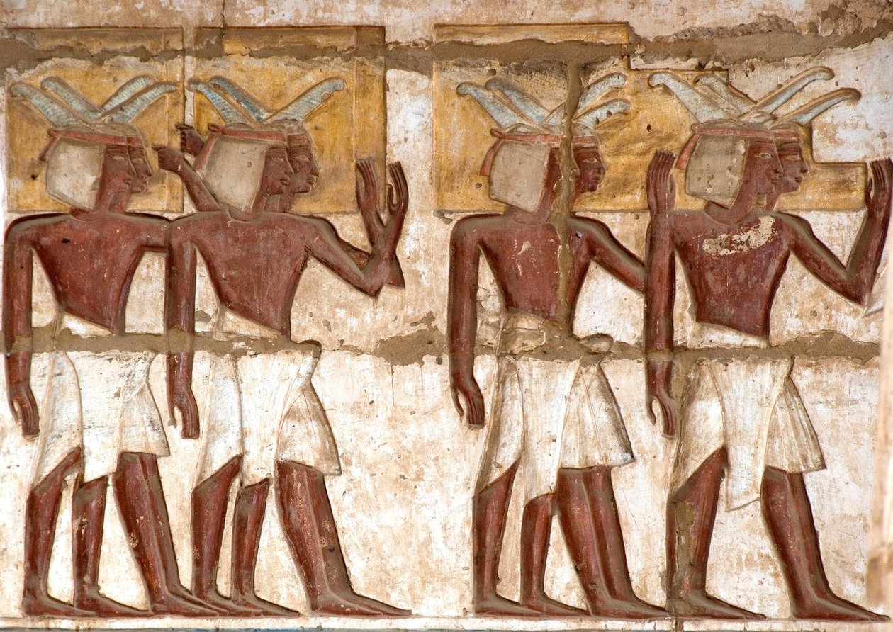 Egyptische oudheid: eerste hof, detail van geschilderde reliëfs die een groep Nubiërs voorstellen die offers brengen aan de farao. Dodentempel van Ramses III (1187-1156 v.Chr.). Luxor, Medinet Habou, Egypte door Egyptian 20th Dynasty