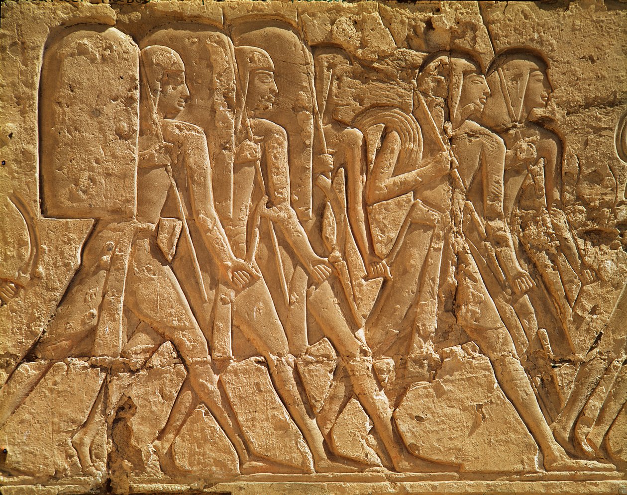 Reliëf met dienaren die touw en wapens dragen, uit de dodentempel van Ramses III door Egyptian 20th Dynasty