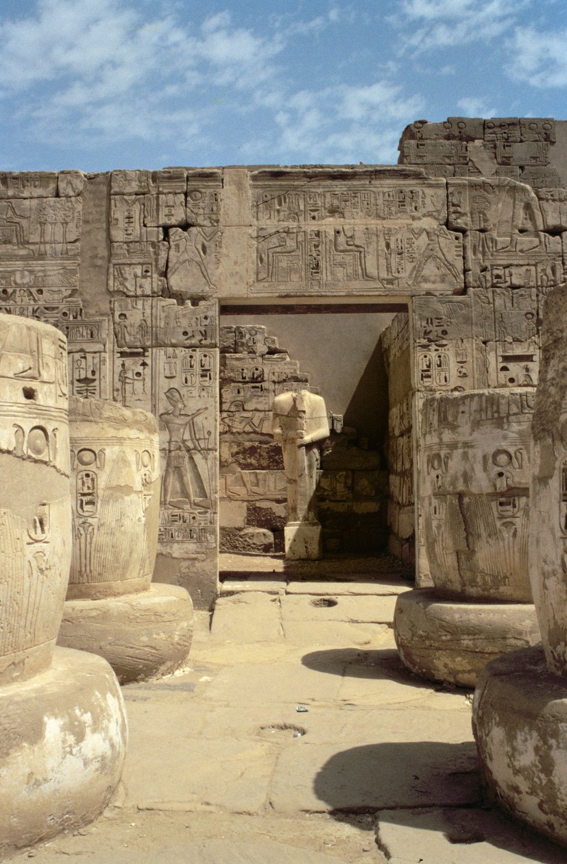 Standbeeld van Ramses in een kapel die leidt van de Hypostyle Hal van de Dodentempel van Ramses III (c.1184-1153 v.Chr.) Nieuwe Koninkrijk door Egyptian 20th Dynasty