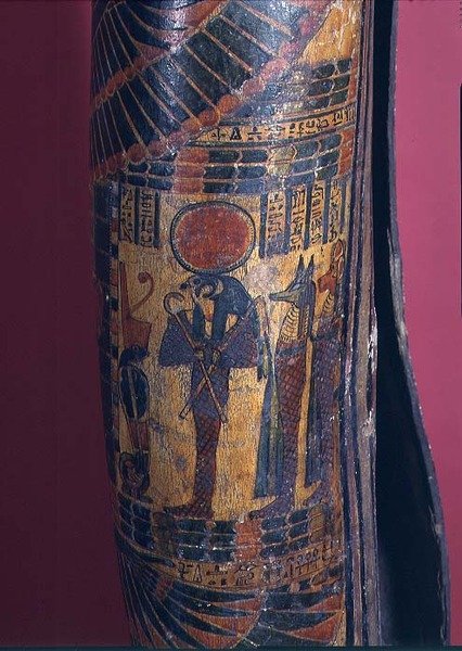 Detail van sarcofaag met Re-Harakhty met zonneschijf, houdend staf en zweep scepters, twee zonen van Horus staand achter, Derde Tussenperiode, 850-730 v.Chr. (detail) door Egyptian 22nd Dynasty