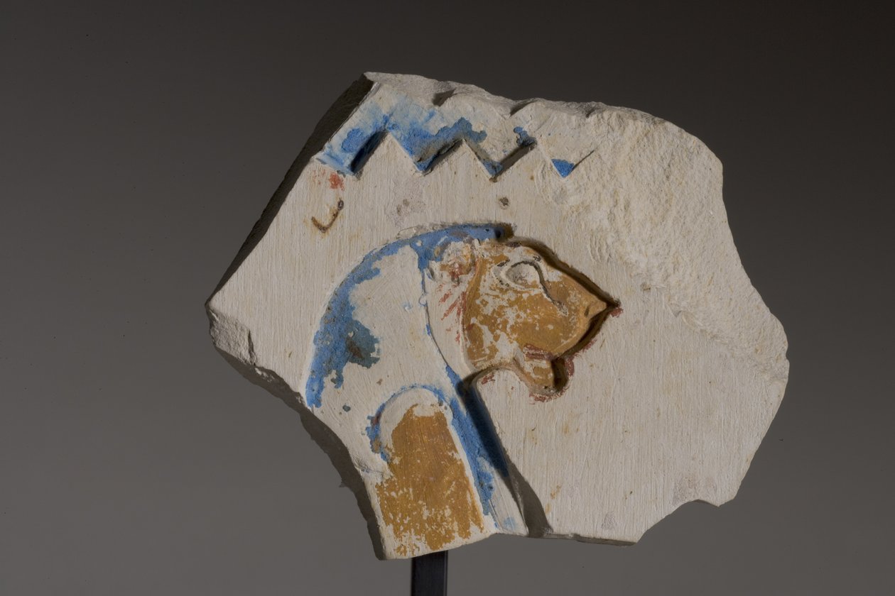Fragment met een leeuwenkop hiëroglief, Late Periode (beschilderd kalksteen) door Egyptian 26th Dynasty