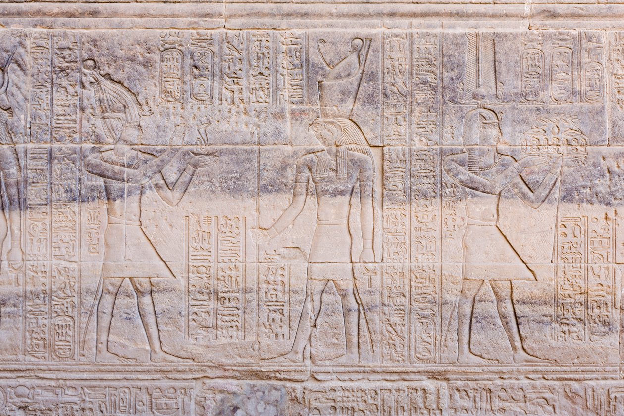 Reliëfs bij de Philae-tempel, Aswan, Egypte door Egyptian 30th Dynasty