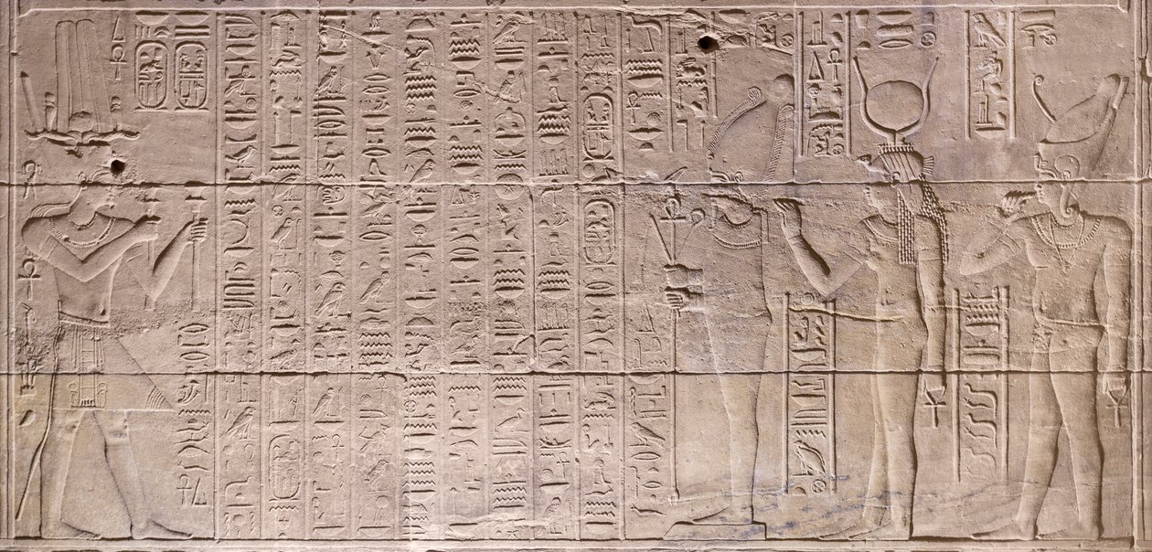 Reliëfs in het binnenheiligdom, Philae-tempel, Aswan, Egypte door Egyptian 30th Dynasty
