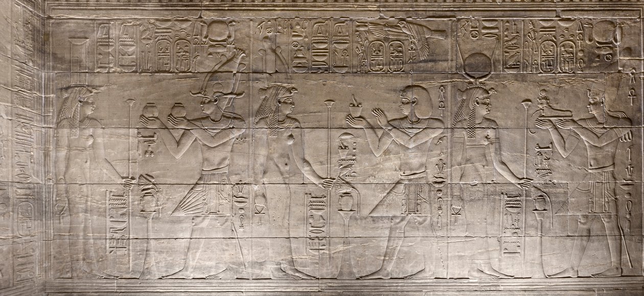 Reliëfs in het binnenste heiligdom, Philae tempel, Aswan, Egypte door Egyptian 30th Dynasty