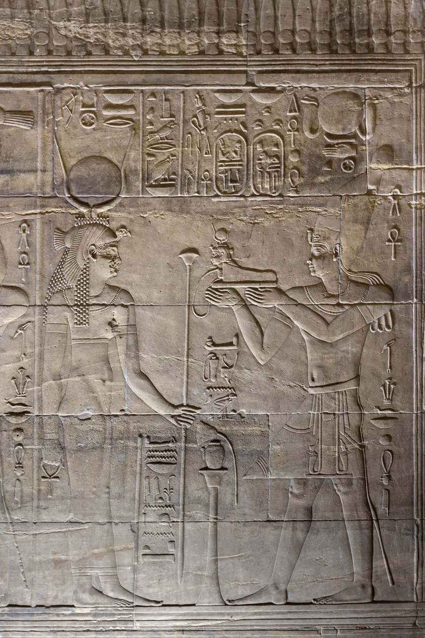 Reliëfs in het binnenheiligdom, Philae-tempel, Aswan, Egypte door Egyptian 30th Dynasty