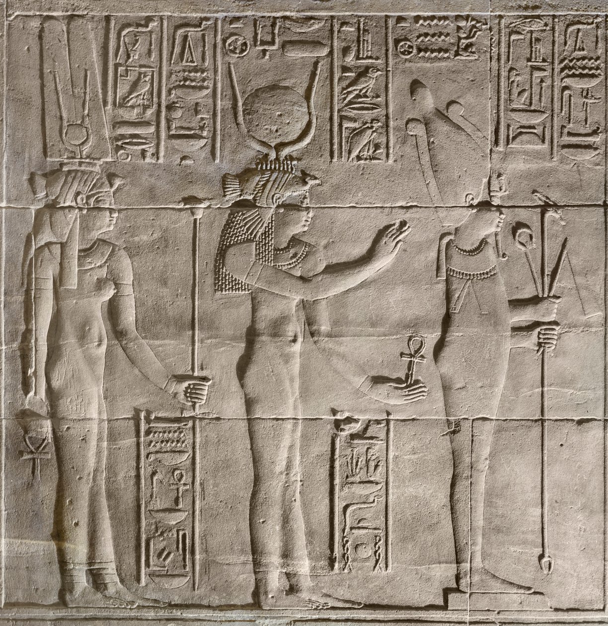 Reliëfs in het binnenheiligdom, Philae-tempel, Aswan, Egypte door Egyptian 30th Dynasty