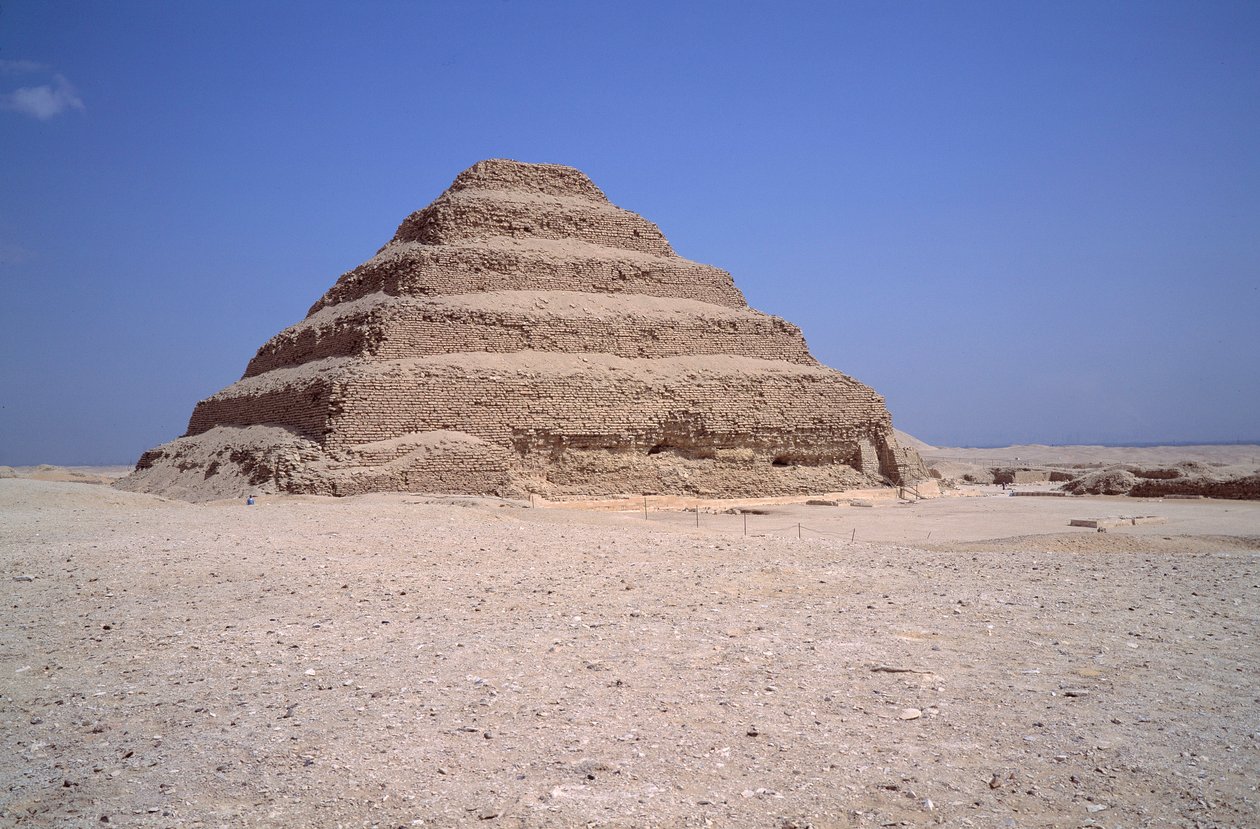 Egyptische oudheid: uitzicht op de Piramide van Sakkarah. Gebouwd door Imhotep voor koning Djeser (ca. 2700 v.Chr.) (3e dynastie) Saqqarah, Egypte door Egyptian 3rd Dynasty