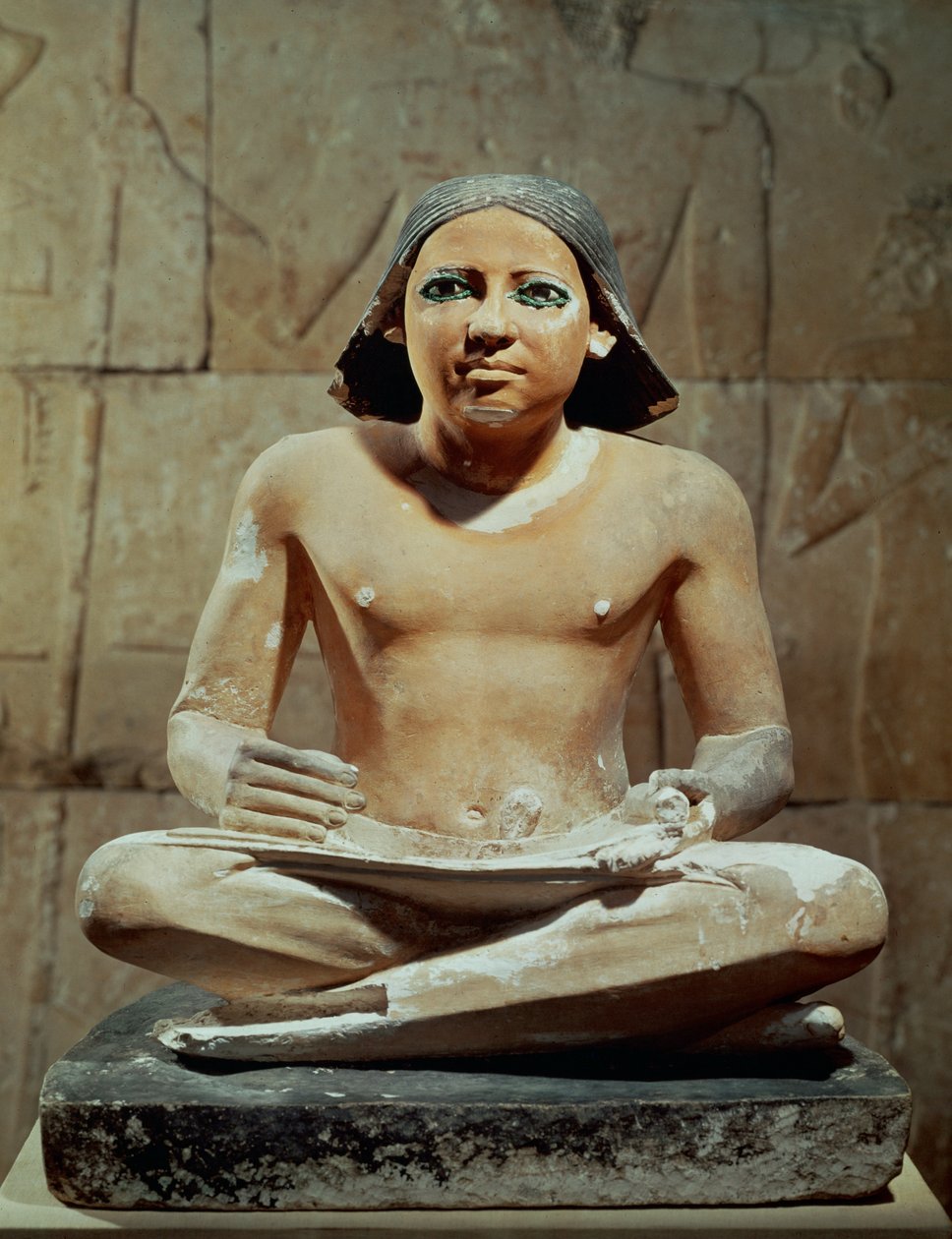 Zittende schrijver met een boekrol (sculptuur) door Egyptian 4th Dynasty