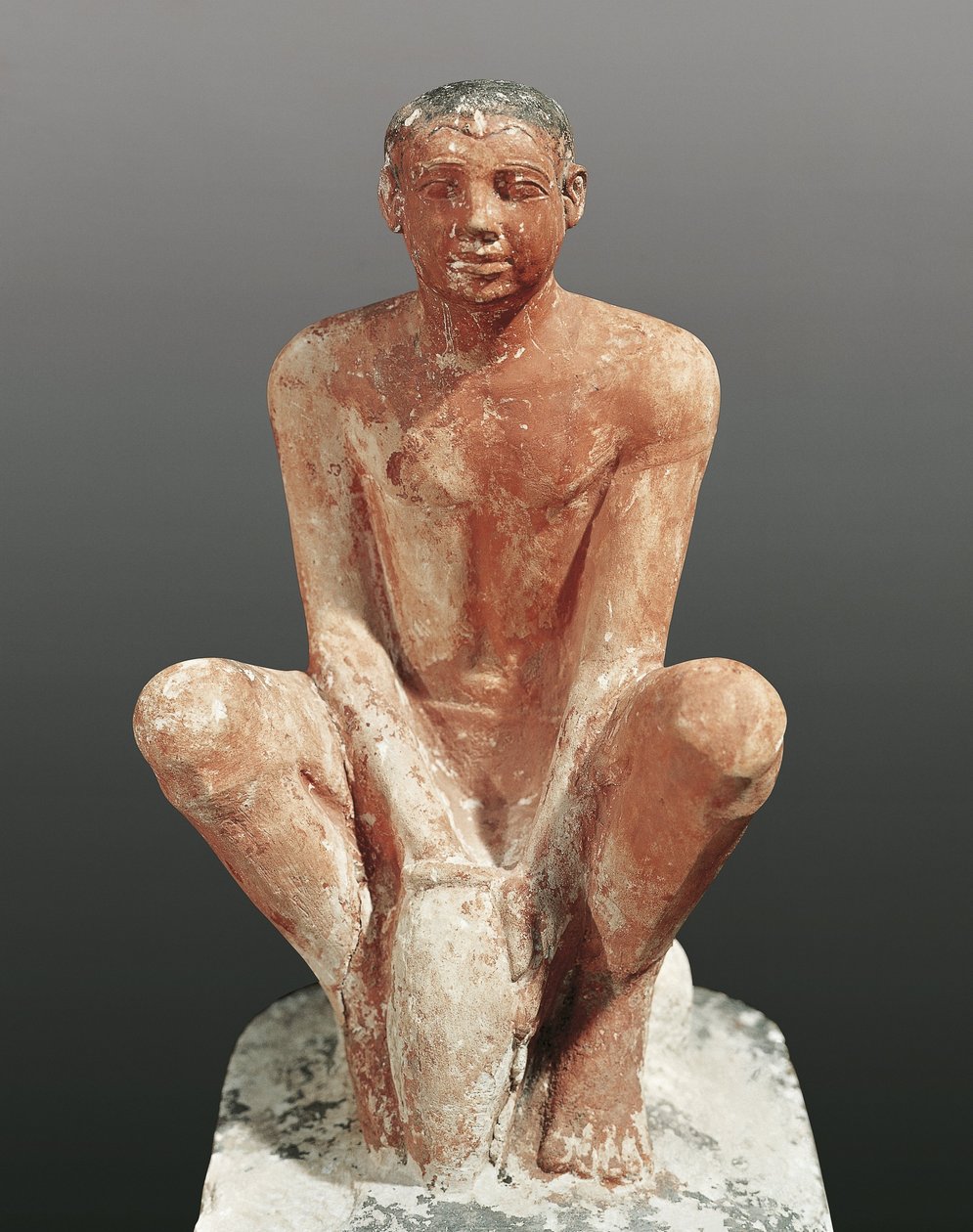 Egyptische beschaving, geschilderd kalkstenen beeld dat een man toont die klei modelleert, uit Saqqara, Egypte, ca. 2465 5e eeuw v.Chr. (kalksteen) door Egyptian 5th Dynasty