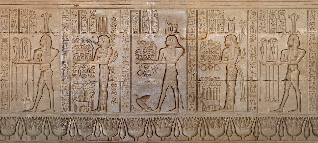 Egyptische oudheden: processie van godheden - Detail van de oostmuur van de tempel van de godin Hathor in Denderah, Egypte door Egyptian 6th Dynasty