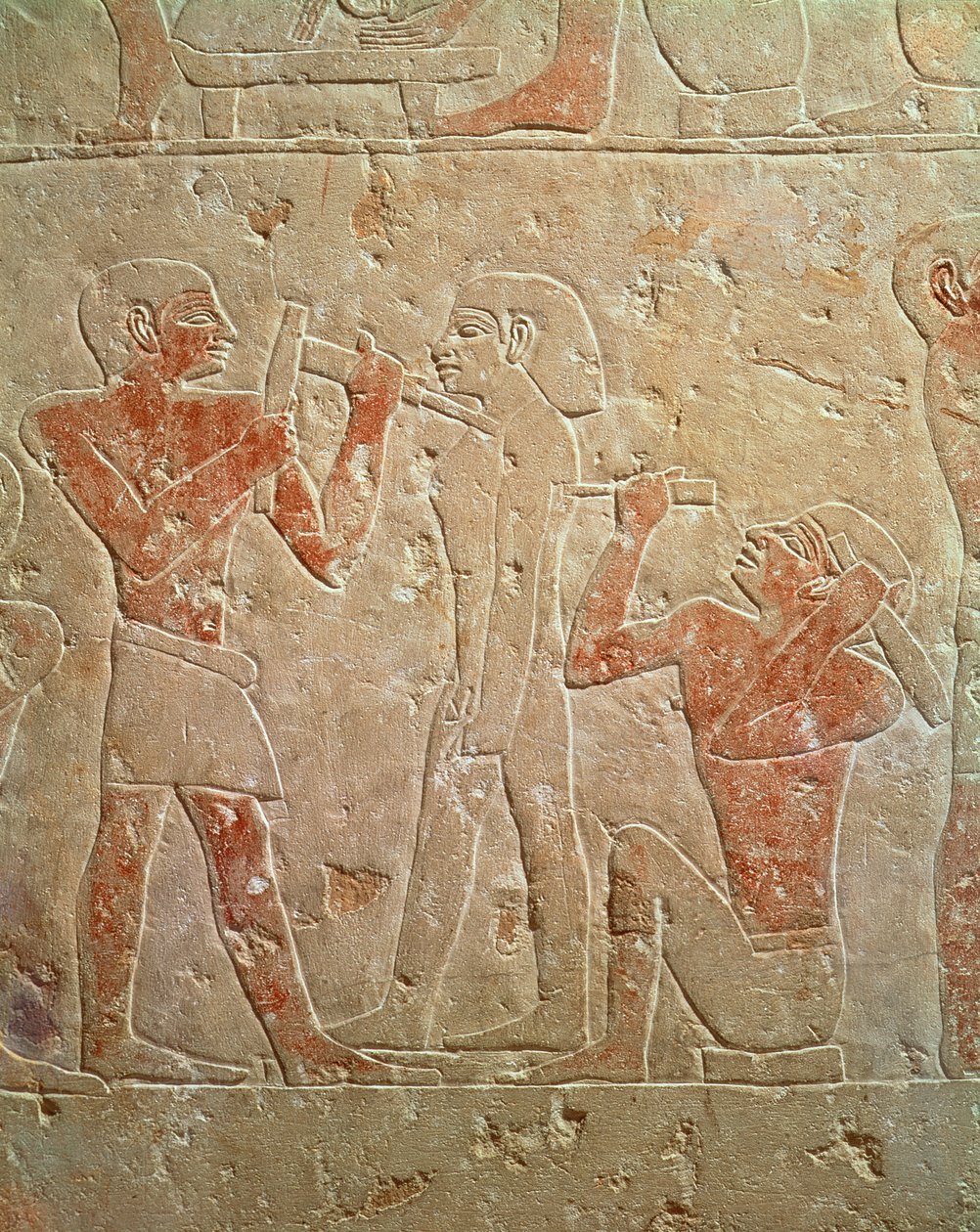 Reliëf dat twee beeldhouwers afbeeldt die een standbeeld bewerken, van de mastaba van Kaemrehu, Saqqara, Oude Rijk, c.2325 v.Chr. door Egyptian 6th Dynasty