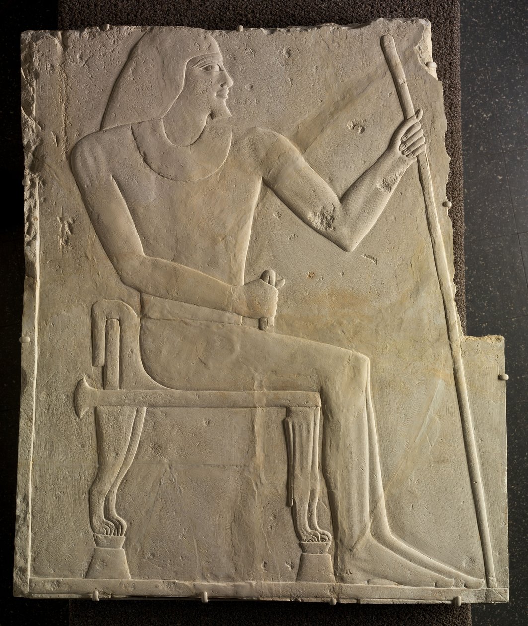Reliëf van Nyankhnesut zittend, uit Saqqara, ca. 2311-2281 v.Chr. door Egyptian 6th Dynasty
