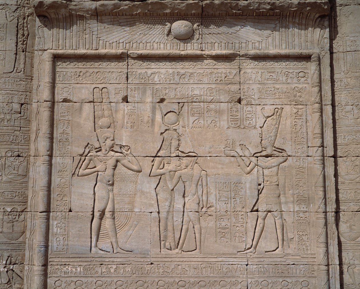 Egyptische oudheid: uitzicht op de lage reliëfs van de tempel van de godin Hathor in Denderah door Egyptian Egyptian