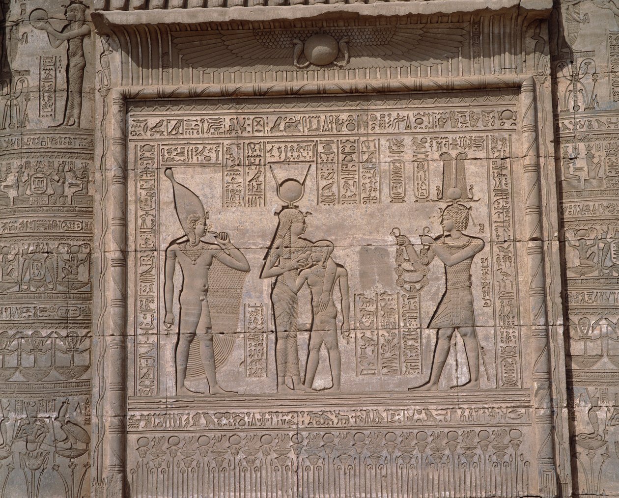 Egyptische oudheid: uitzicht op de lage reliëfs van de tempel van de godin Hathor in Denderah door Egyptian Egyptian