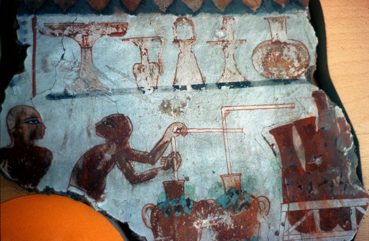 Fragment van een muurschildering oorspronkelijk uit Thebe, die twee mannelijke figuren toont die voedselproducten in vloeibare vorm bereiden of bottelen, 1540-1479 v.Chr. (muurschildering) door Egyptian Egyptian