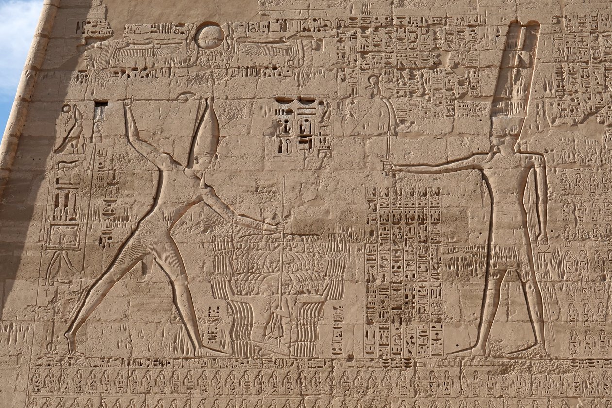 Scène van de slachting van vijanden, Tempel van Horus, Edfu door Egyptian Egyptian