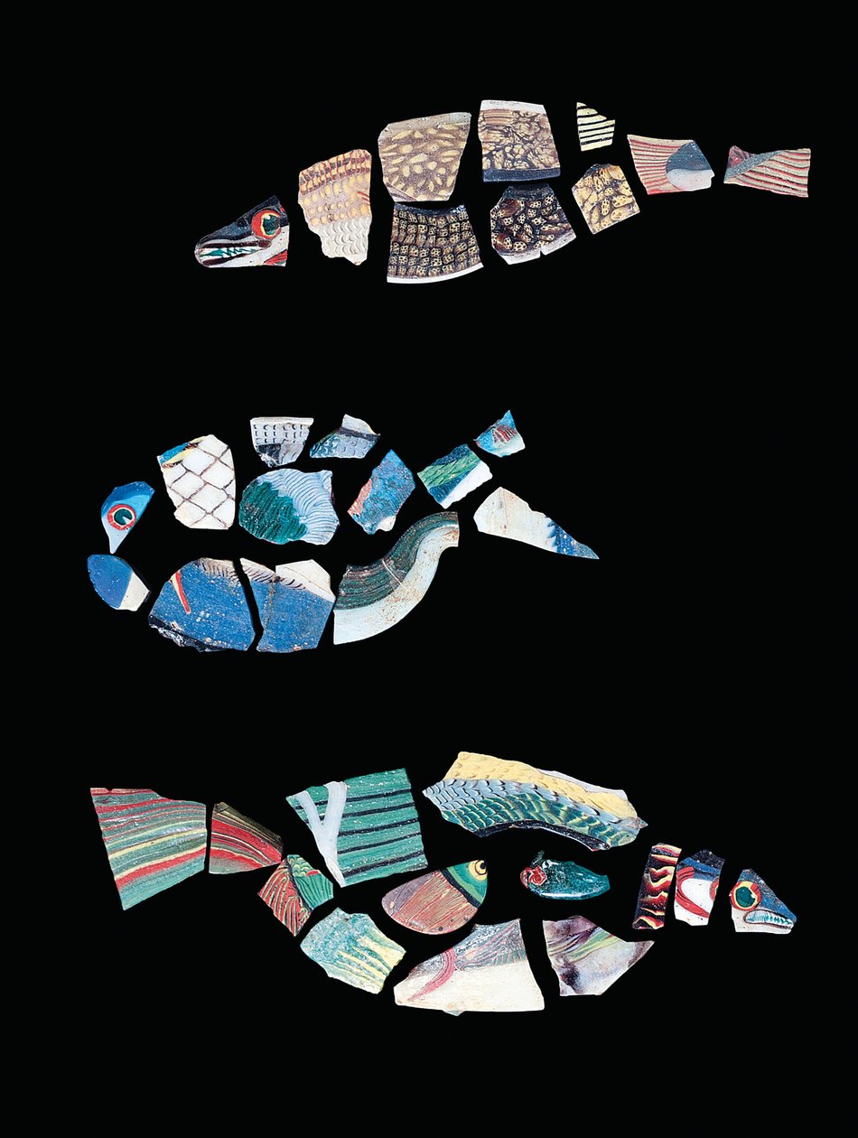 Drie fragmentarische mozaïek visinlegstukken, Ptolemeïsch-Romeinse periode, ca. 1e eeuw v.Chr. - 1e eeuw n.Chr. door Egyptian Egyptian