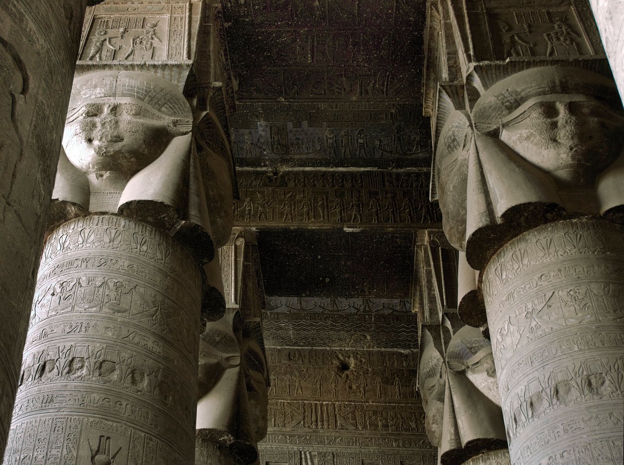 Egyptische oudheid: gedeeltelijk uitzicht op de hypostyle zaal met kolommen versierd met de voorstelling van de godin Hathor. Tempel van Hathor, Denderah, Egypte door Egyptian Ptolemaic Period