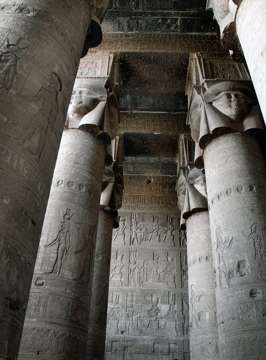 Egyptische oudheid: gedeeltelijk zicht op de hypostyle zaal met zuilen versierd met de voorstelling van de godin Hathor. Tempel van Hathor, Denderah, Egypte door Egyptian Ptolemaic Period