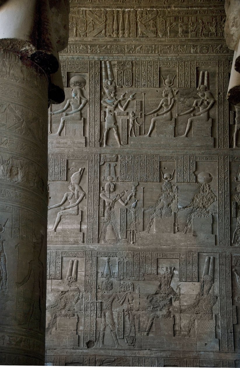Egyptische oudheid: reliëfs binnen de hypostyle zaal van de tempel gewijd aan Hathor, Denderah, Egypte door Egyptian Ptolemaic Period
