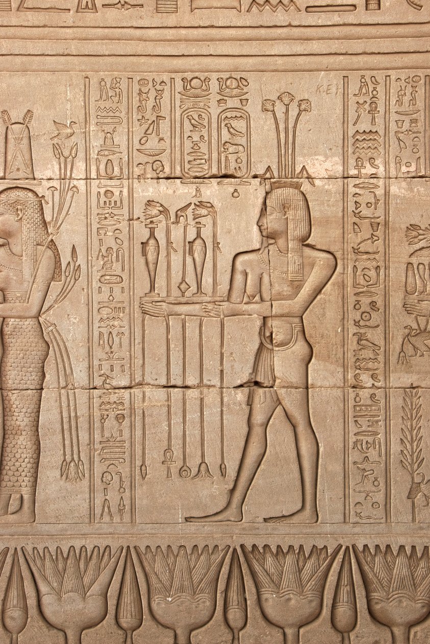 Egyptische oudheid: voorstelling van een man die offers brengt als eerbetoon aan de godin, Tempel van Hathor, Denderah, Egypte door Egyptian Ptolemaic Period