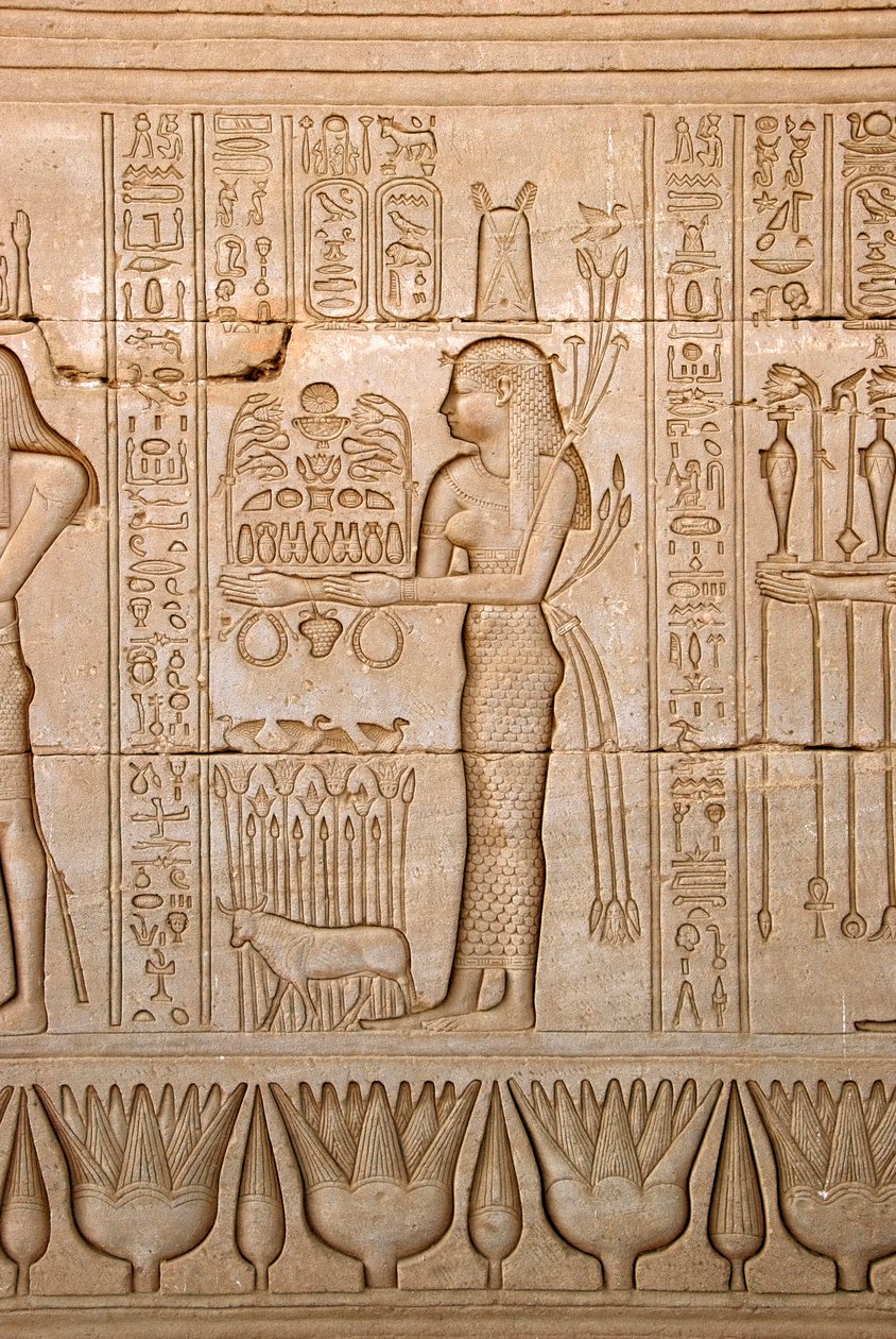 Egyptische oudheid: voorstelling van een vrouw die offers brengt aan de godin Hathor, tempel van Hathor, Denderah, Egypte door Egyptian Ptolemaic Period