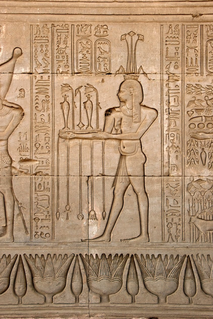 Egyptische oudheid: voorstelling van de god van de Nijl, Hapy, en hiërogliefen, tempel van Hathor, Denderah, Egypte door Egyptian Ptolemaic Period