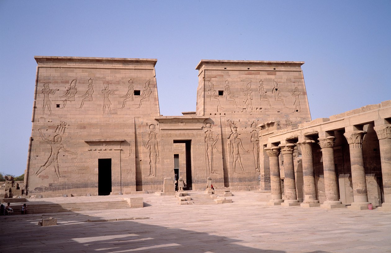 Egyptische oudheid: uitzicht op de ingang van de tempel van Edfu gewijd aan de godheid Horus en gebouwd tussen 237 en 57 v.Chr. door Egyptian Ptolemaic Period