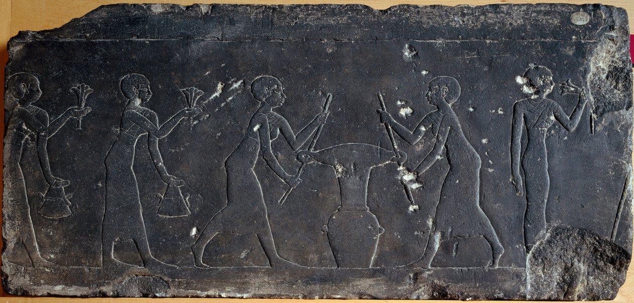 Egyptische antiquiteit: kalkstenen plaat versierd met laag reliëf dat het persen van lotus bloemen voorstelt, 8e tot 7e eeuw v.Chr. door Egyptian School