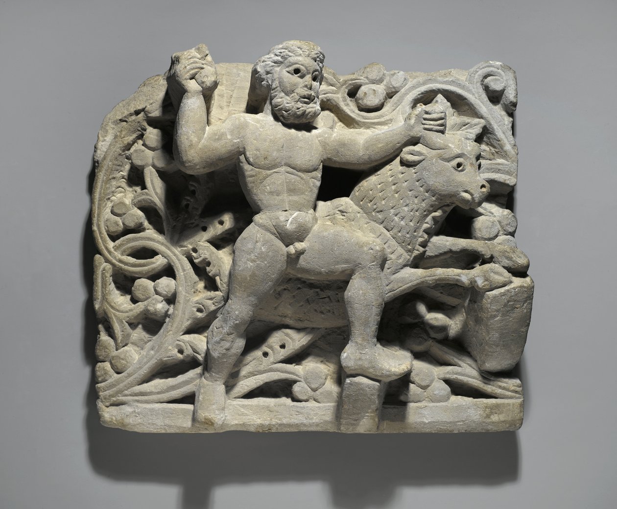 Heracles die Acheloos smeedt in de vorm van een stier, uit Oxyrhynchus, c.300-500 (kalksteen) door Egyptian School