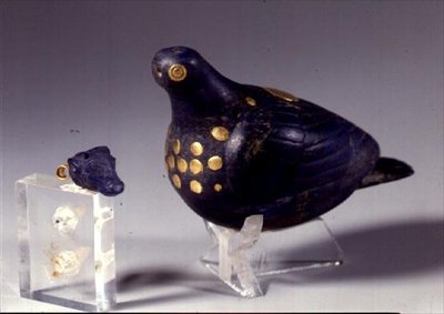 Votieve duif en hanger in de vorm van een stierenkop, uit Susa, Zuidwest-Iran, ca. 1150 v.Chr. door Elamite