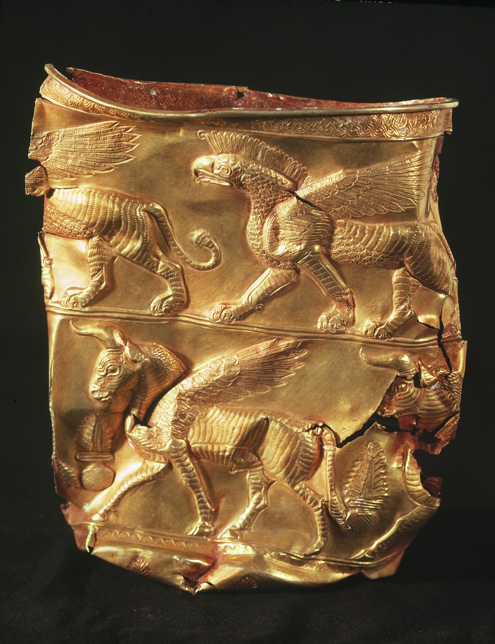 Beker versierd met gevleugelde stier en monsters met adelaarskoppen, uit Marlik, Iran door Elamite