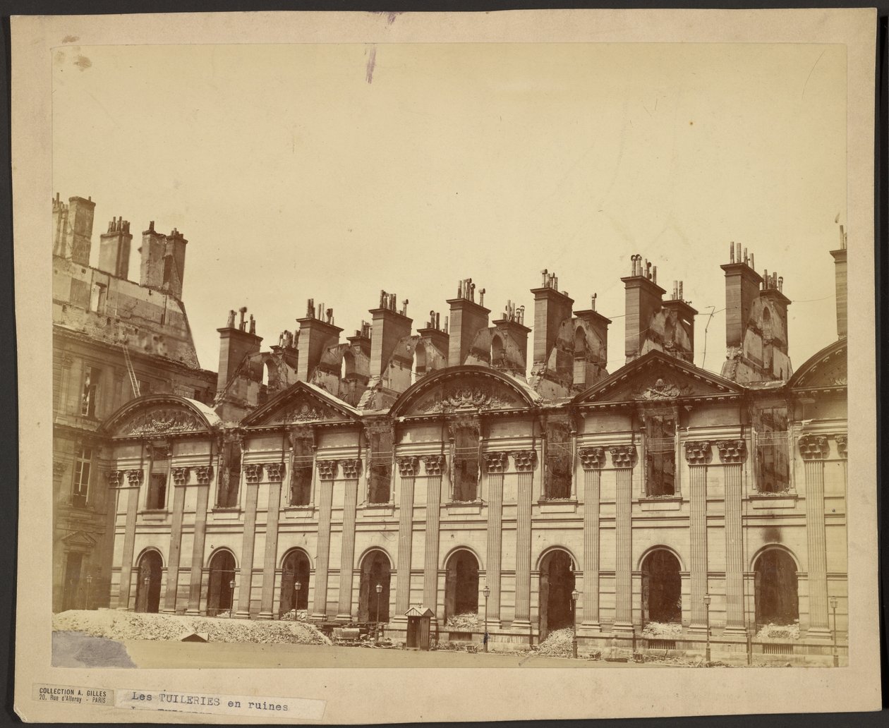 Les Tuileries en ruines door Emile Bondonneau