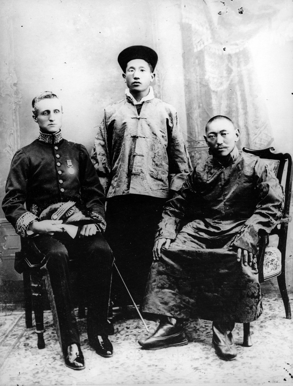 13e Dalai Lama, Sir Charles Bell en Maharaj Kumar Sidkeong Trul-ku, 1910 door English Photographer