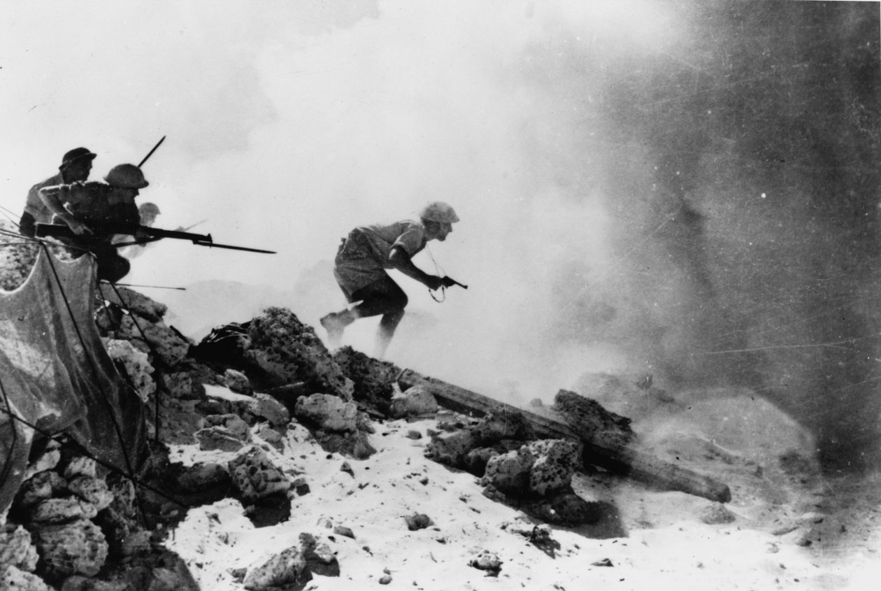 Een Britse officier gewapend met een revolver leidt zijn mannen met vaste bajonetten, een van de zeven officiële foto