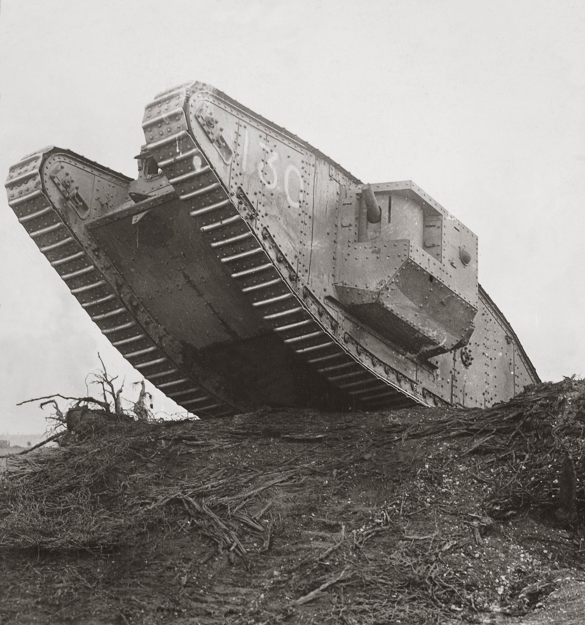 Een tank leidt de infanterie in actie en breekt de prikkeldraadversperringen af door English Photographer