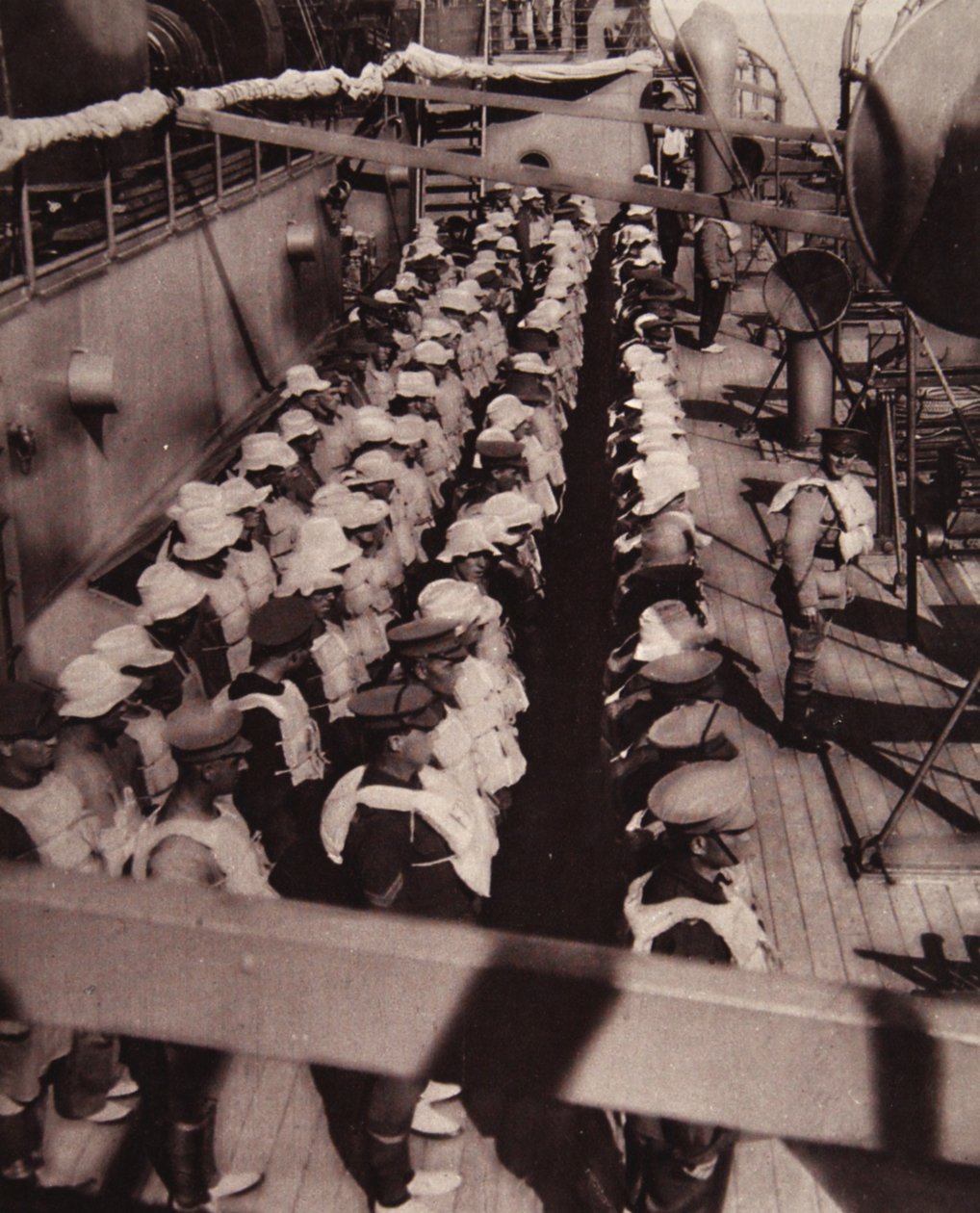 Een wijze voorzorg, ondanks onze beheersing van de zee: troepen trainen om klaar te zijn, uit The Illustrated War News, 1916 door English Photographer