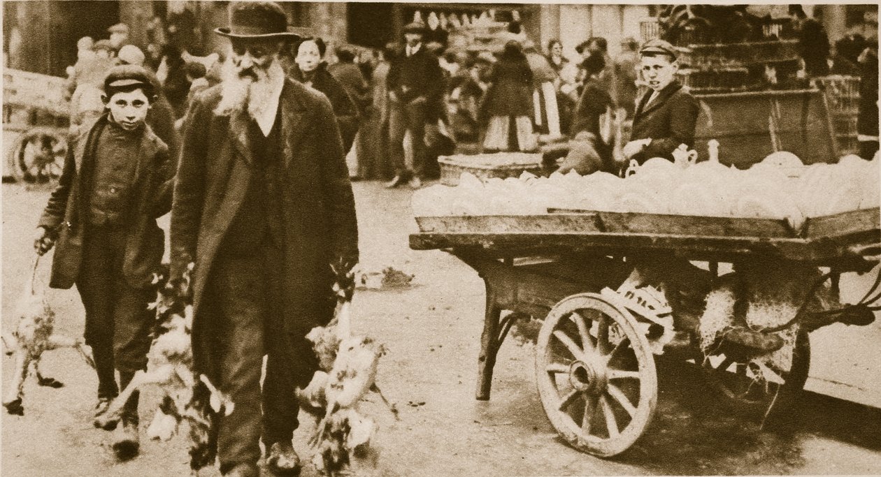 Een Joodse oude man en zijn kleinzoon dragen wat gevogelte van Wentworth Street, Stepney door English Photographer