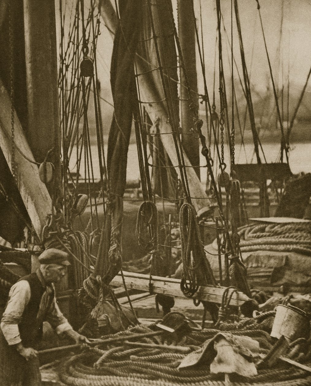 Aan de voet van de mast op een Thames Barge door English Photographer