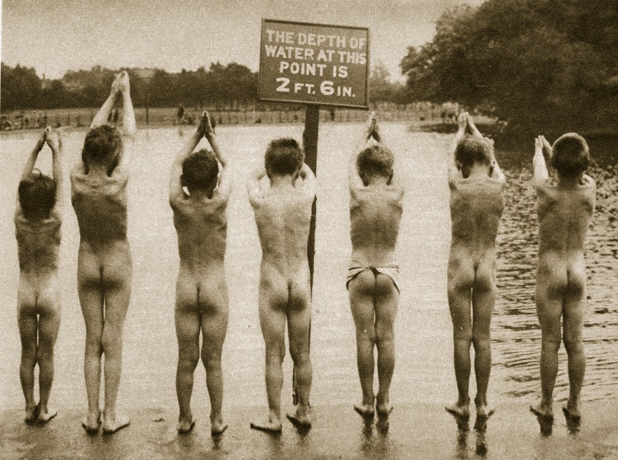 Jongens baden in het park, Clapham 1926 door English Photographer