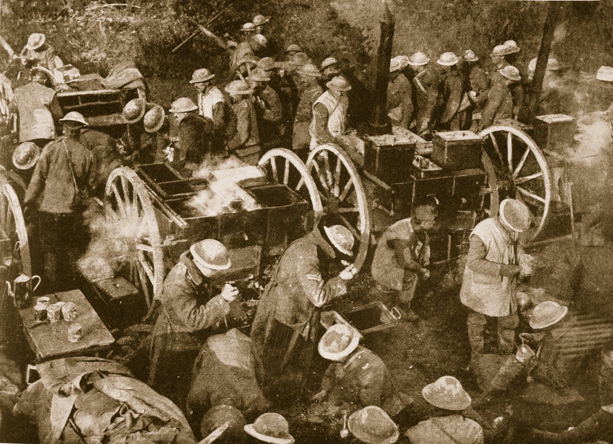 Drukke tijd bij de draagbare veldkeukens aan de Ancre, 1914-19 door English Photographer