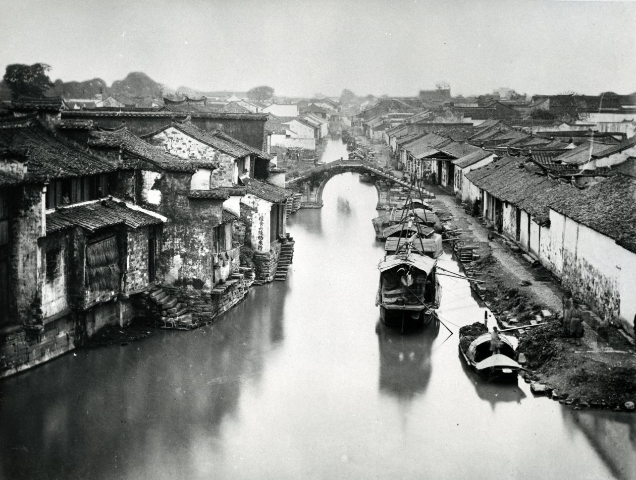 Kanaal in Peking, c.1865-70 door English Photographer