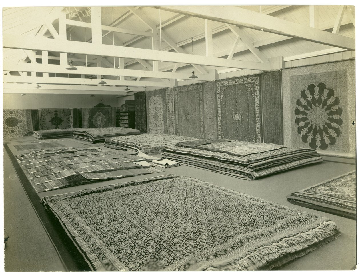 Carpet Trades, hoofdshowroom, 1923 door English Photographer