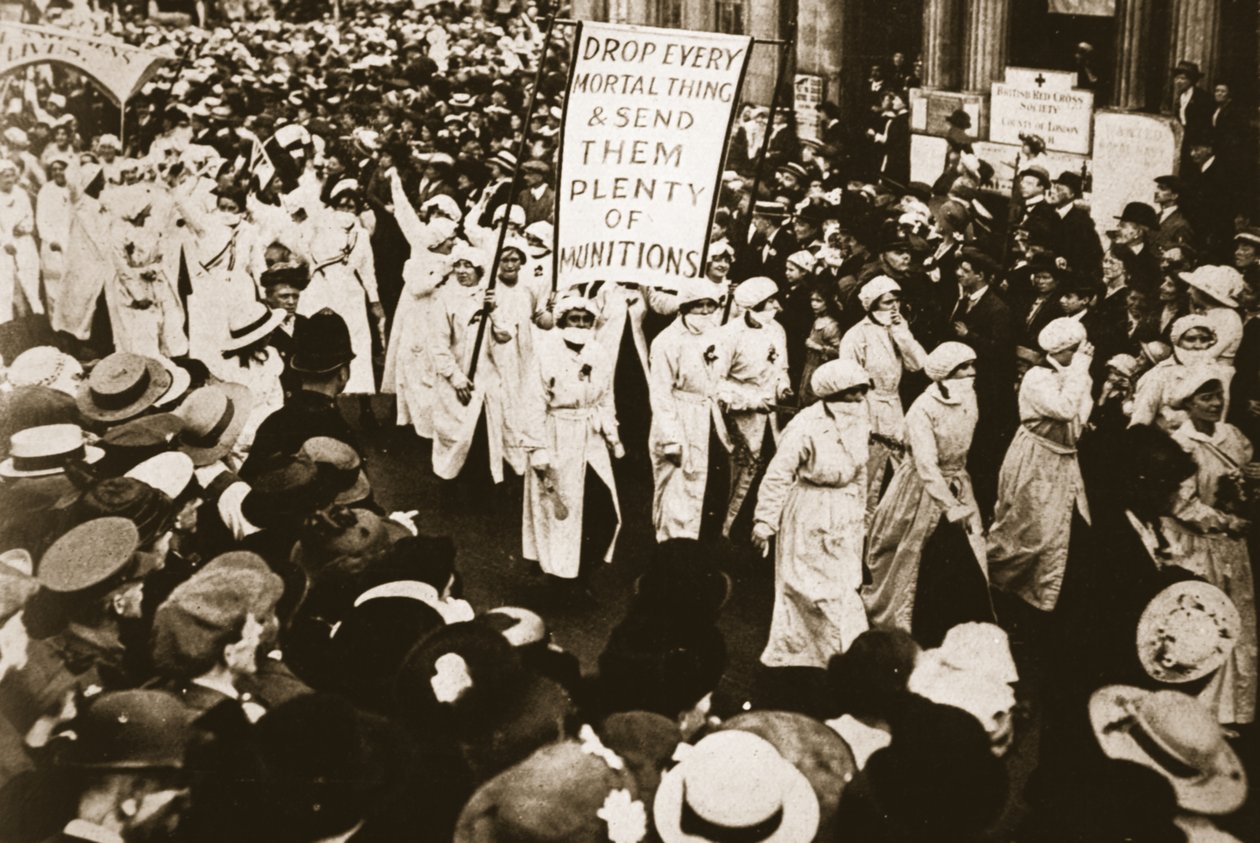 Aangemoedigd door de oorlogsecretaris: munitiewerkers in de processie, uit The Illustrated War News, 26 juli 1916 door English Photographer