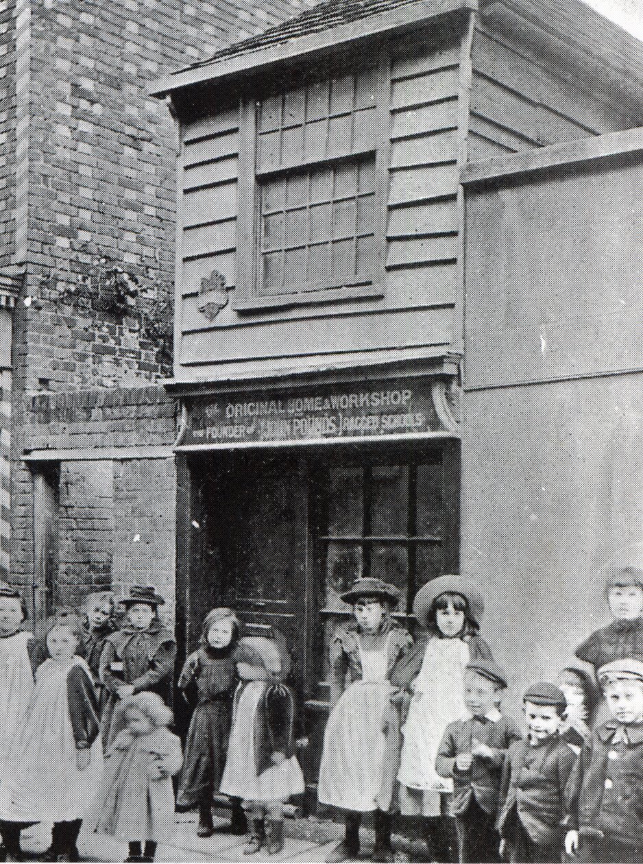 Kinderen buiten de werkplaats van John Pounds, van waaruit hij de eerste Ragged school runde door English Photographer