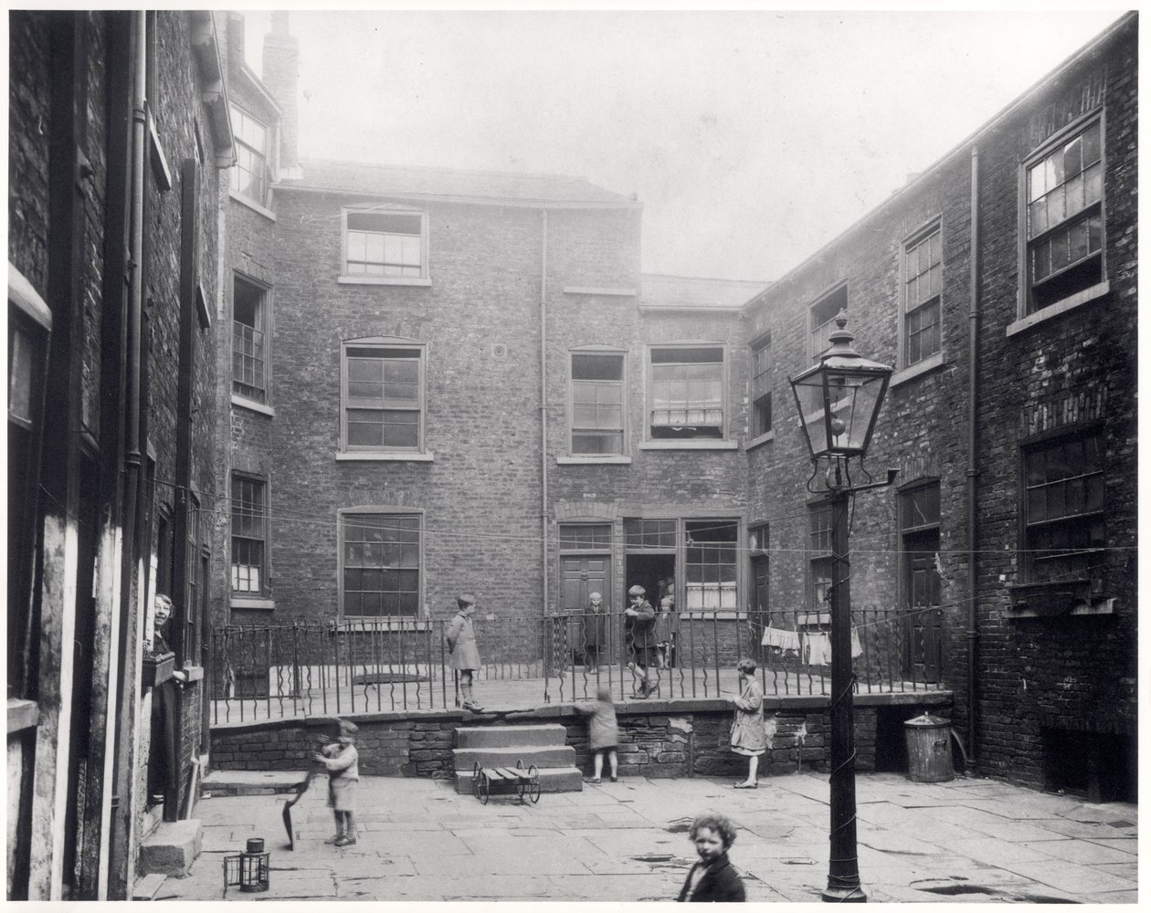 Kinderen spelen in Hirst Square, Leeds, voordat het werd gesloopt voor de nieuwe Civic Hall, 29 juli 1930 door English Photographer