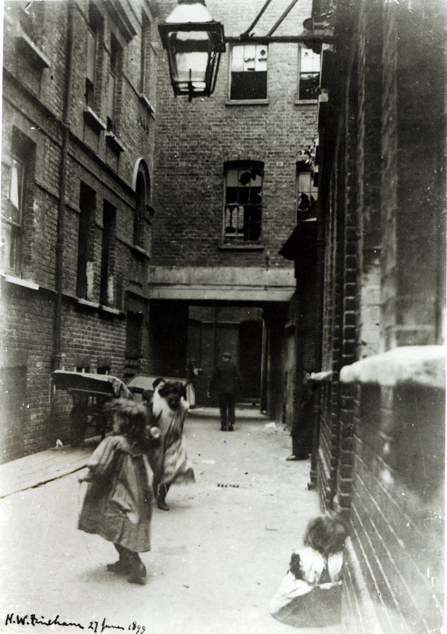 Kinderen spelen in een sloppenwijk, 1899 door English Photographer
