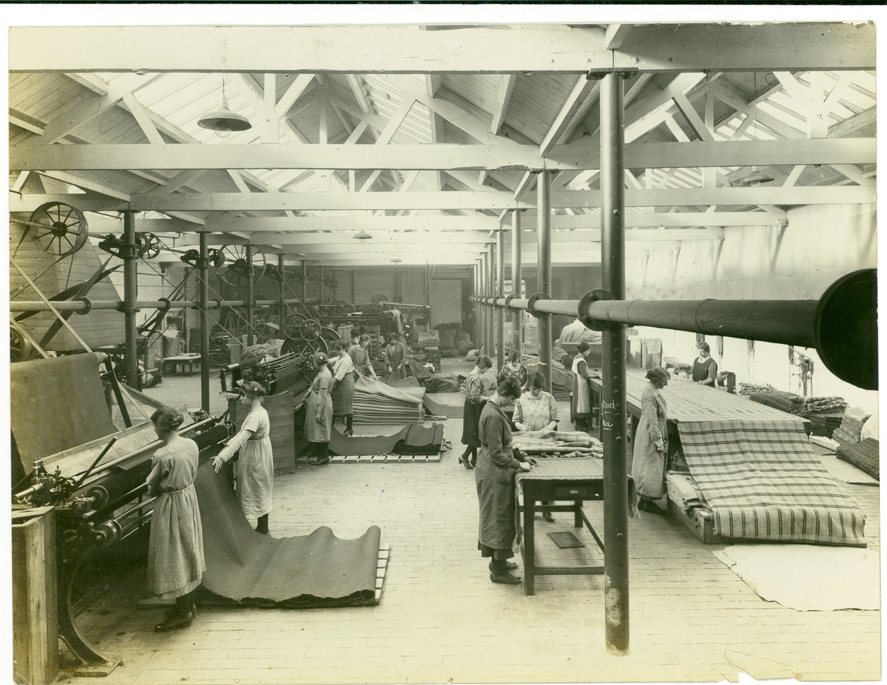 Stofafwerkingskamer, Long Meadow mill, 1923 door English Photographer